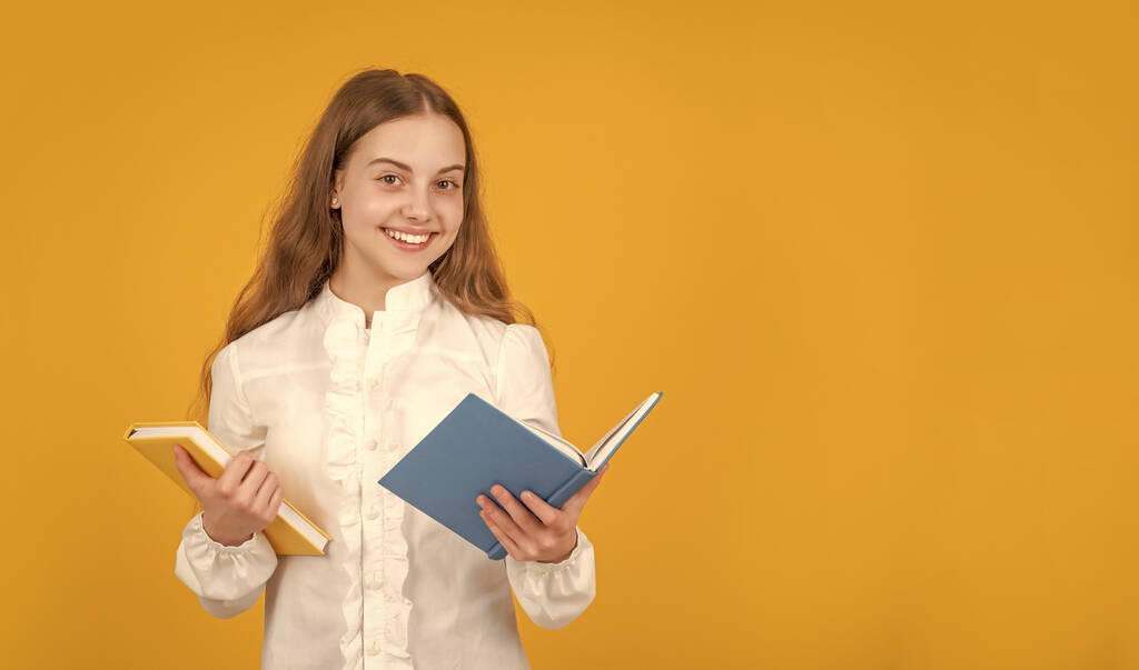 Beyaz gömlekli mutlu çocuk ödevlerini yapmaya hazır sarı arkaplan fotokopi alanı üzerine kitap oku, inek.. - Fotoğraf, Görsel
