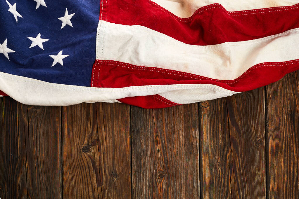 Amerikai zászló az Emléknapra vagy július 4-ére. Amerikai zászló sötét fából háttér. - Fotó, kép