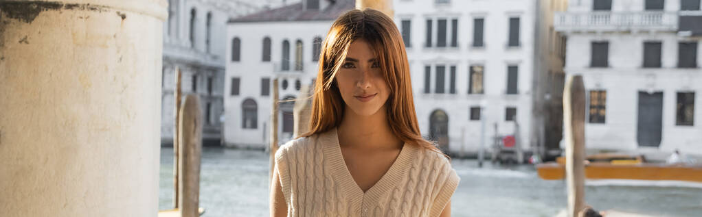  bájos nő mosolyog a kamera homályos háttér Velencében, banner - Fotó, kép