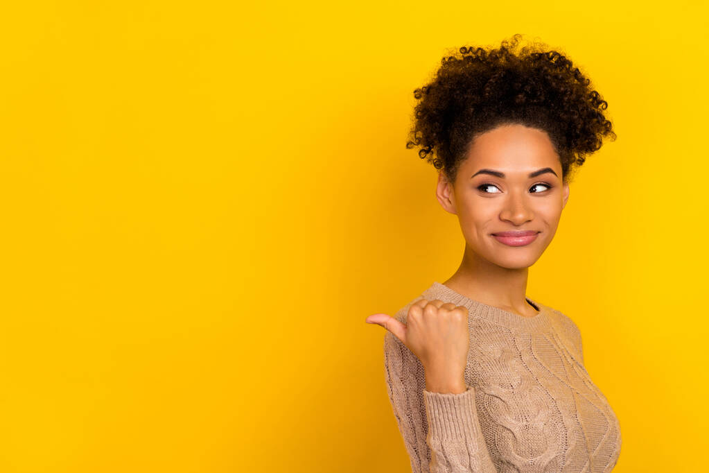 Фотографія думки молода брюнетка леді індекс промо одяг бежевий светр ізольовані на жовтому кольоровому фоні
. - Фото, зображення