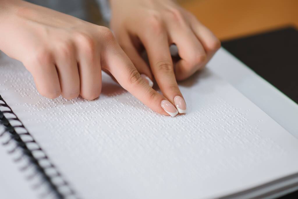 Vak nő olvassa el a könyvet, Braille-írásos. Közelkép a Braille-írás kód ujj-érint. - Fotó, kép