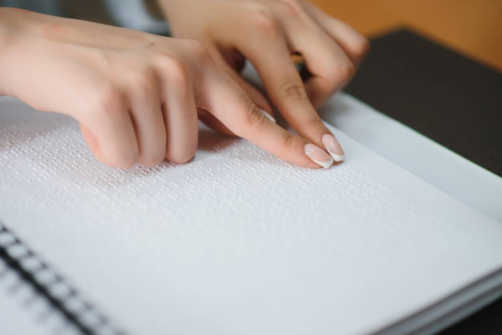 kör kadın Braille yazılmış kitap okumak. - Fotoğraf, Görsel