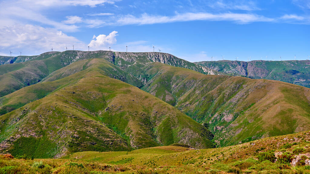 ポルトガルのアルウカにある緑の芝生に覆われた高い丘や山々の景色のショット - 写真・画像