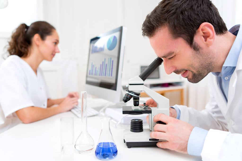 Científica y su asistente en un laboratorio
 - Foto, Imagen