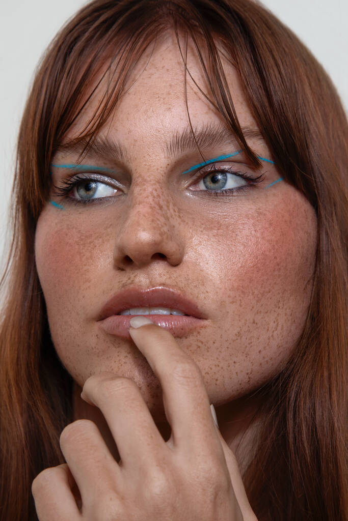 Une australienne avec des taches de rousseur sur le visage et se maquiller - Photo, image