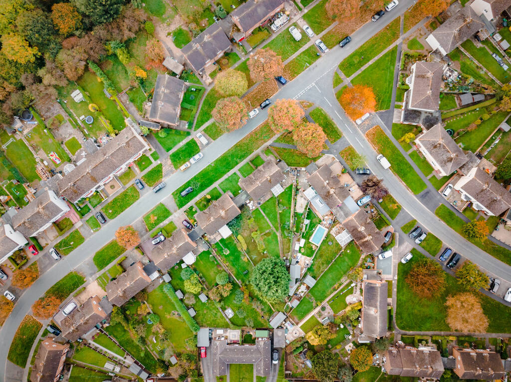 Вид с воздуха на традиционный жилой комплекс в Англии. Смотря прямо вниз со спутниковым изображением стиль, дома выглядят как миниатюрная деревня - Фото, изображение