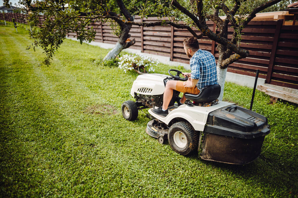 芝生トラクターを使用して労働者との園芸の詳細 - 写真・画像