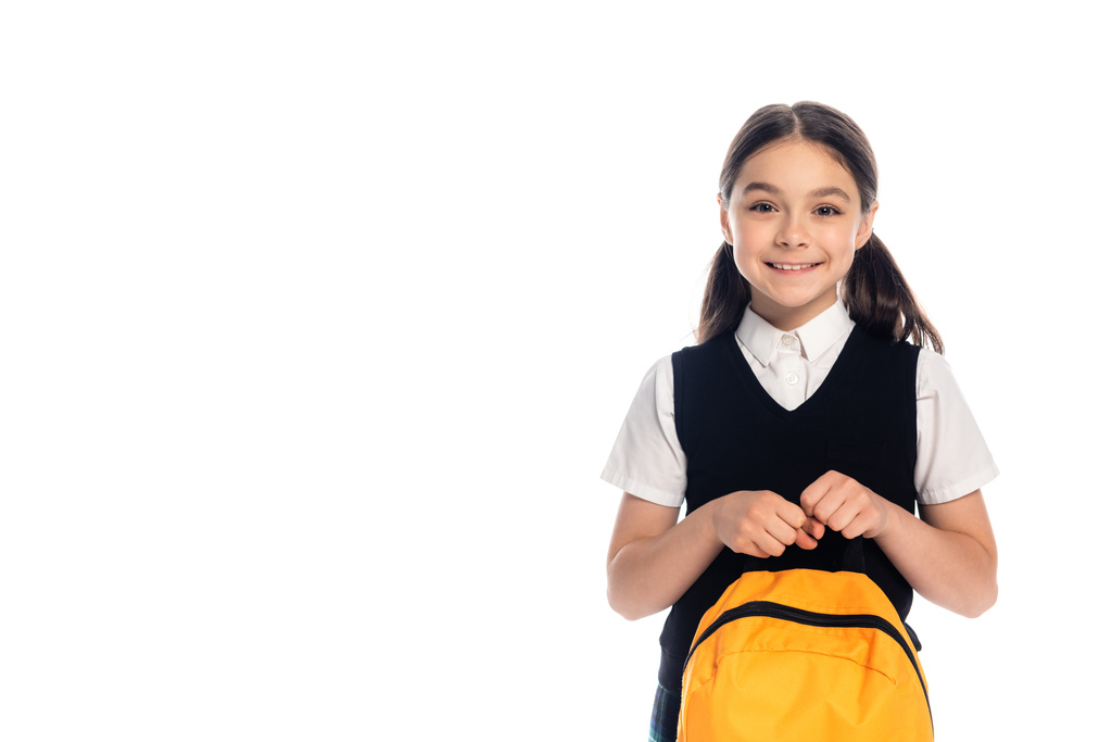 Pozitív iskolás gyerek kezében hátizsák és nézi kamera elszigetelt fehér  - Fotó, kép
