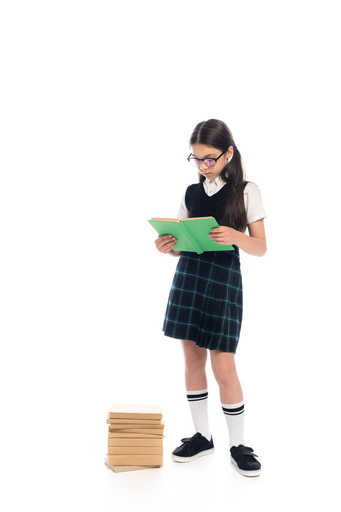 Teljes hossza tizenéves diák olvasókönyv fehér háttér - Fotó, kép