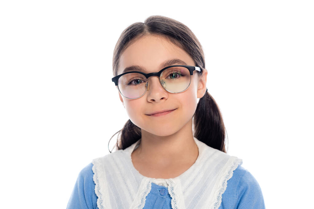 Retrato de preadolescente sonriente en gafas mirando a la cámara aislada en blanco  - Foto, Imagen
