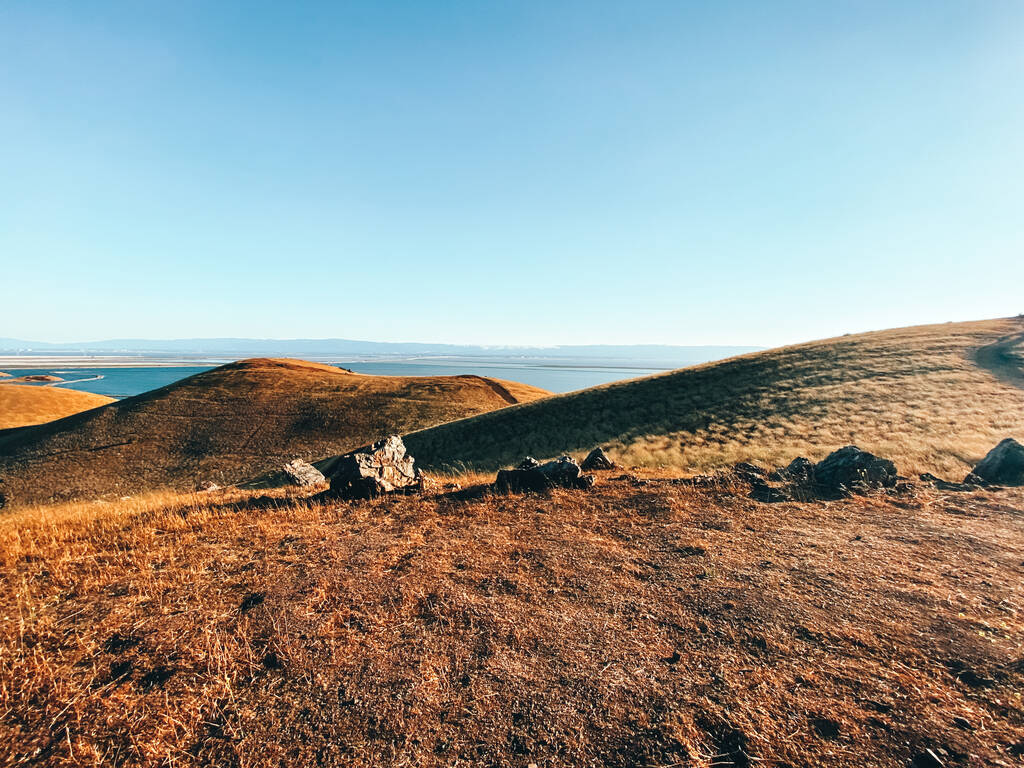 Uma vista panorâmica das incríveis colinas de coiotes sob o céu azul - Foto, Imagem