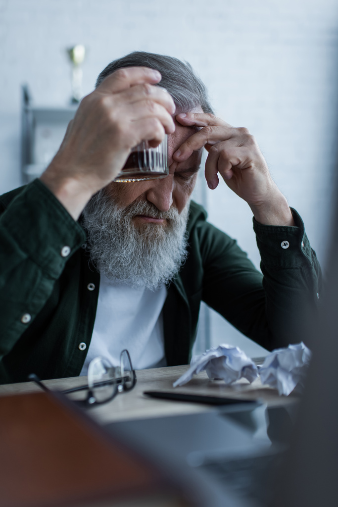 sconvolto uomo anziano con barba tenendo bicchiere di scotch durante la crisi  - Foto, immagini