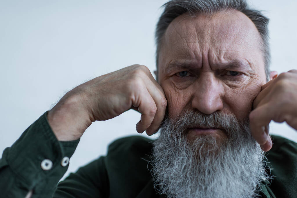 retrato de homem idoso descontente com a testa de barba enquanto olha para a câmera  - Foto, Imagem
