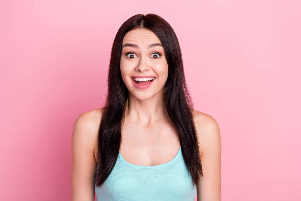 Fénykép a fiatal vonzó lány boldog pozitív mosoly csodálkozva meglepett hírek eladó elszigetelt felett pasztell szín háttér. - Fotó, kép