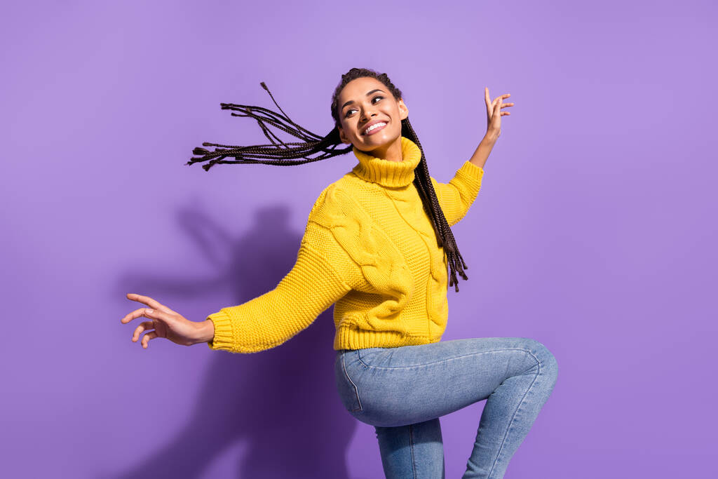Profil fotografie optimistické legrační brunetky dáma tanec nosit svetr džíny tenisky izolované na fialovém pozadí. - Fotografie, Obrázek