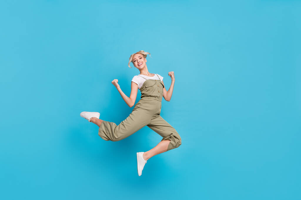 Full body foto di hooray millennial signora salto urlare indossare t-shirt grigio generale scarpe da ginnastica isolato su sfondo blu. - Foto, immagini