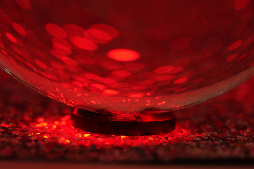 Ένα κοντινό πλάνο μιας κρυστάλλινης μπάλας με glitter και bokeh φώτα - Φωτογραφία, εικόνα