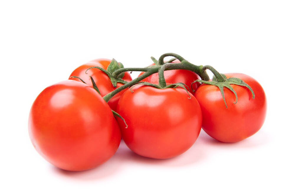 manojo de tomates rojos cereza verduras aisladas en blanco. - Foto, imagen