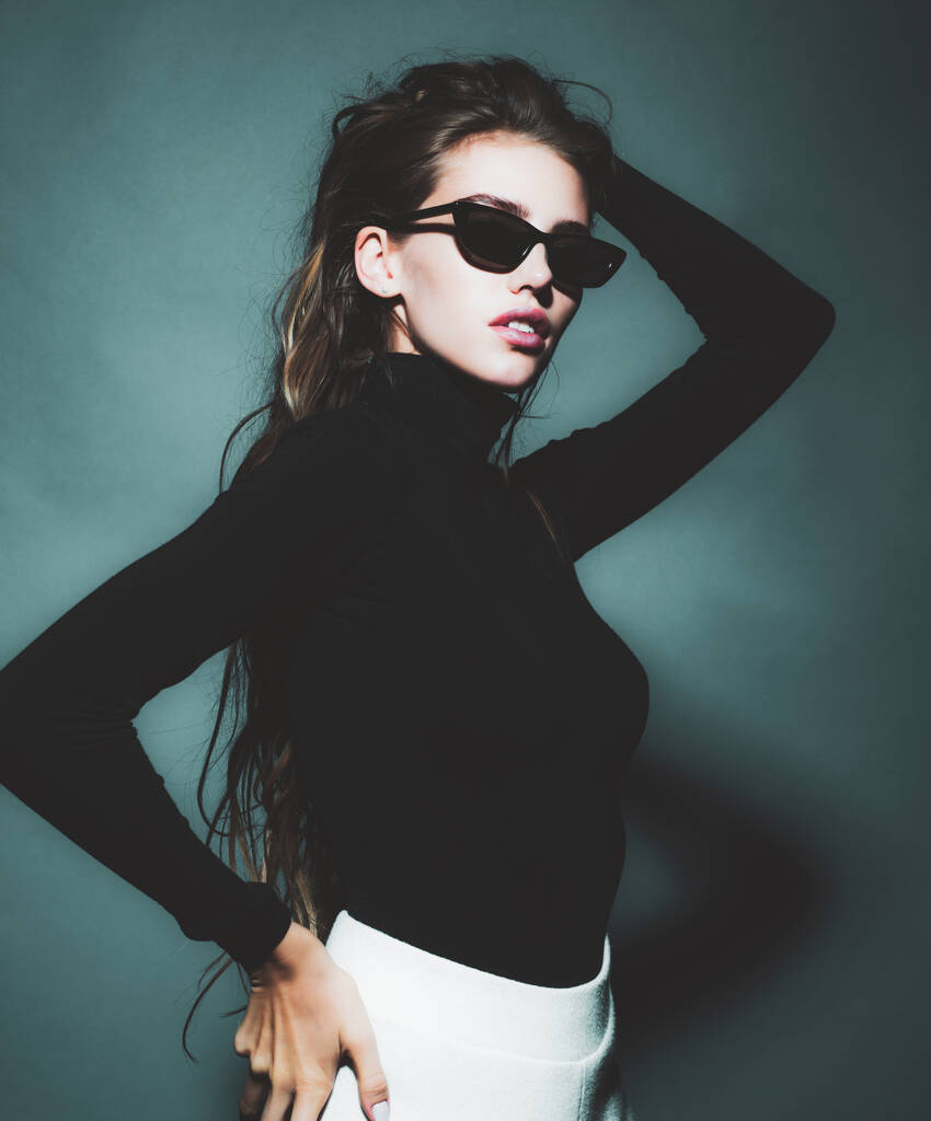 Флірт знайомств романтична дівчина спокушання в чорних сонцезахисних окулярах. портрет модного стилю
 - Фото, зображення