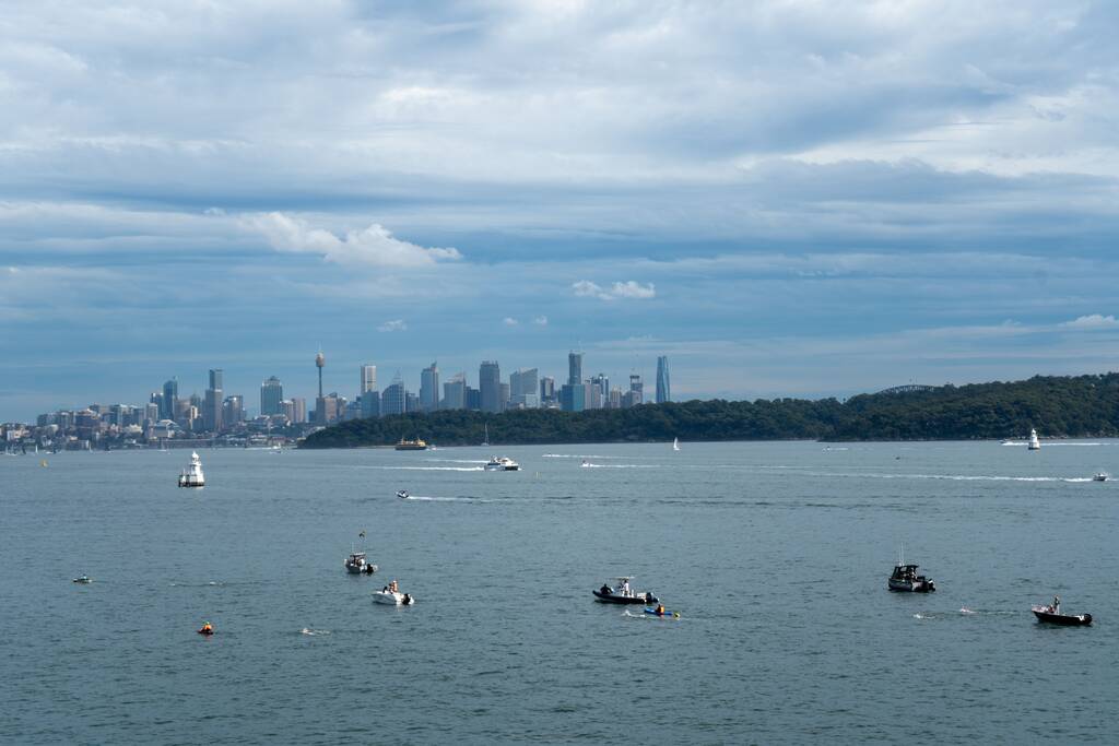 Un plan en grand angle de bateaux naviguant dans une mer bleue contre le paysage urbain en Australie - Photo, image