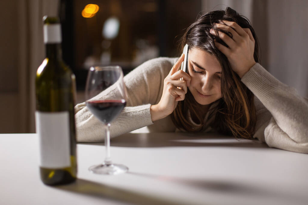 Alkolizm, alkol bağımlılığı ve insan konsepti - kızgın sarhoş kadın ya da kadın alkolik kırmızı şarap içip akıllı telefondan ev telefonuna arama - Fotoğraf, Görsel