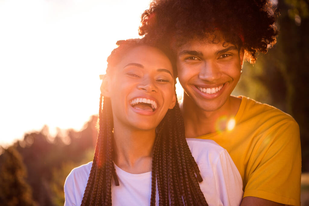 Retrato de casal alegre atraente abraçando passar lua de mel noite pôr do sol fuga em verde floresta selvagem ao ar livre. - Foto, Imagem