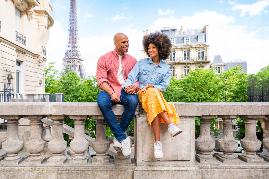 Nero allegra coppia felice innamorata visitare il centro di Parigi e Torre Eiffel - turisti afroamericani che viaggiano in Europa e incontri all'aperto - Foto, immagini