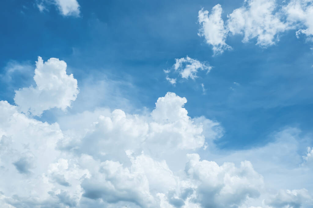 Panorama azul céu fundo com nuvens brancas minúsculas estação abstrata e tempo. - Foto, Imagem