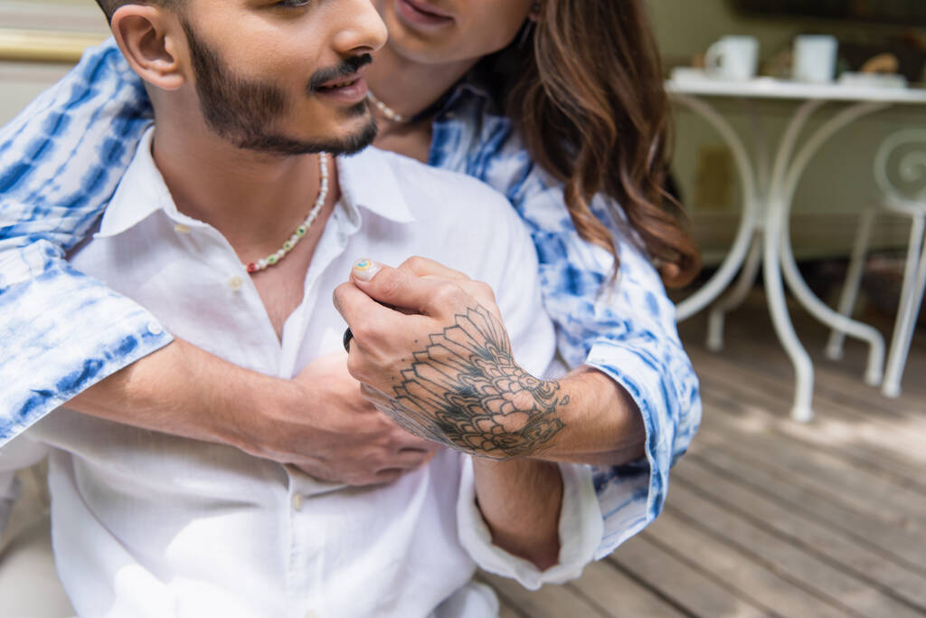 rajattu näkymä tatuoitu homo mies halaus parrakas poikaystävä lähellä matka van  - Valokuva, kuva
