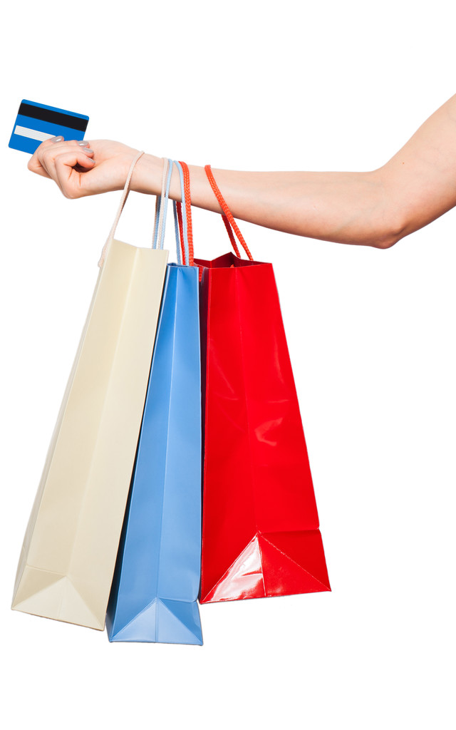 руки держат цветные сумки для покупок на белом фоне
  - Фото, изображение