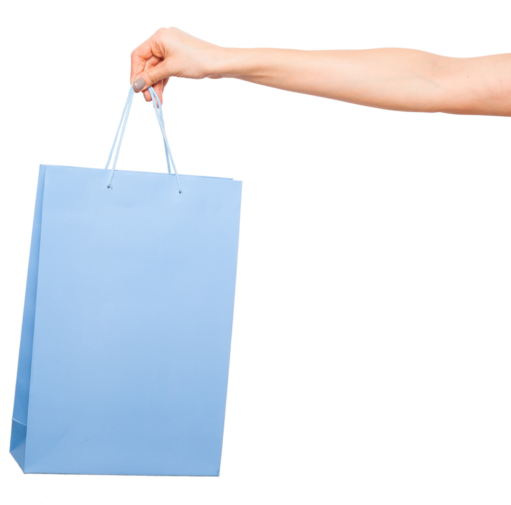 mãos segurando sacos de compras coloridas no fundo branco
  - Foto, Imagem