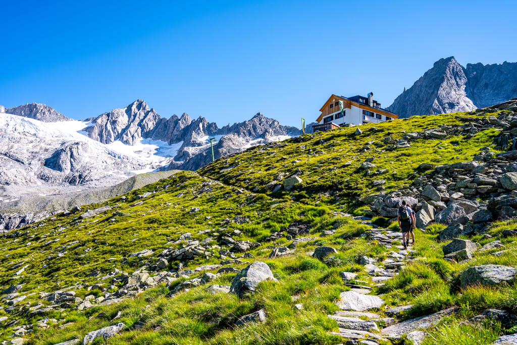 Deux randonneurs montant Planauer Hut le jour ensoleillé de l'été. Alpes de Zillertal, Autriche - Photo, image