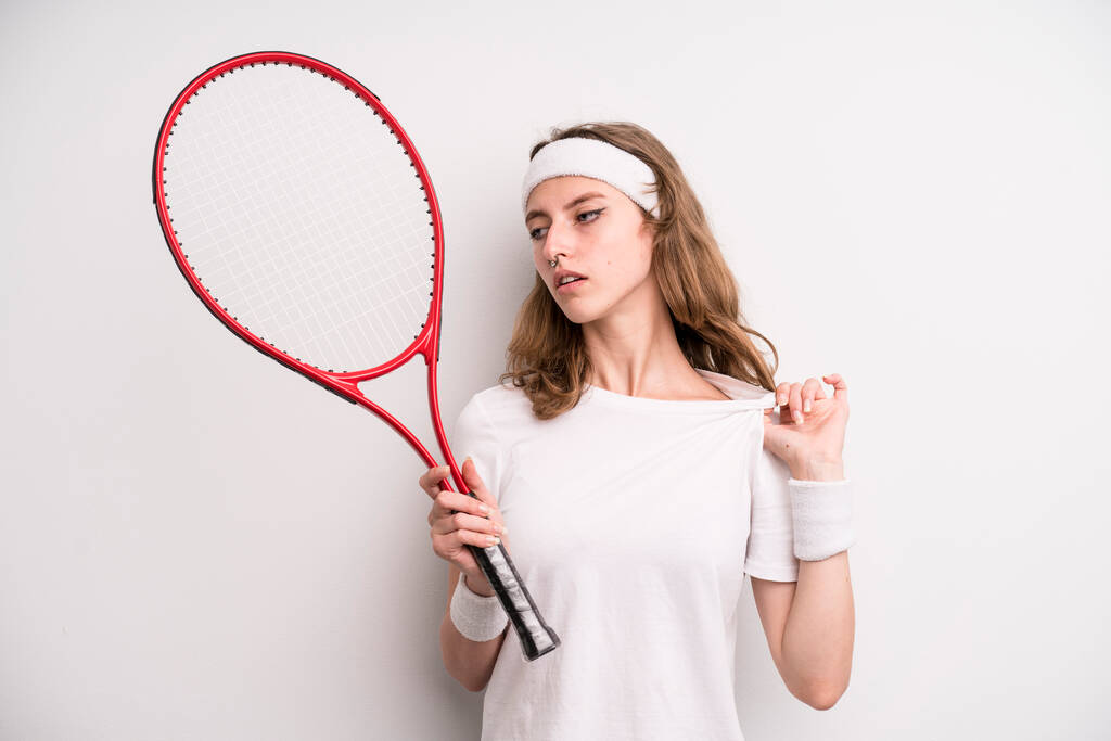νεαρή κοπέλα που εξασκείται στο τένις. αθλητική έννοια - Φωτογραφία, εικόνα
