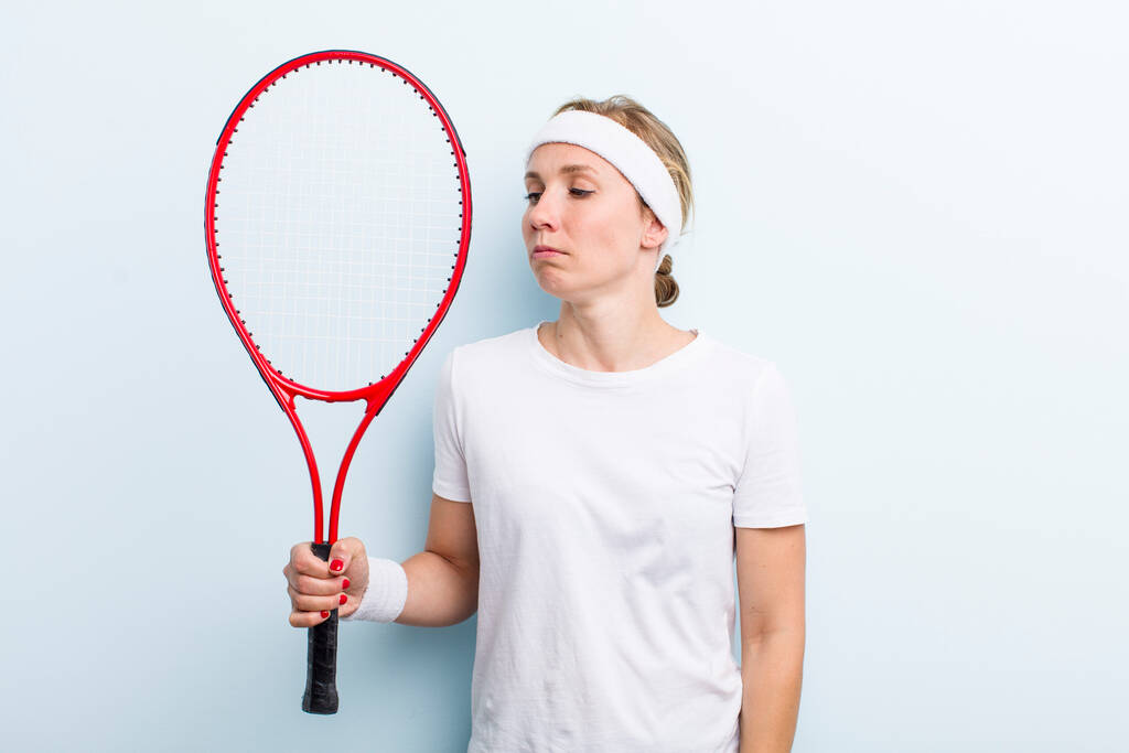 красивая блондинка взрослая женщина. теннисный спорт - Фото, изображение