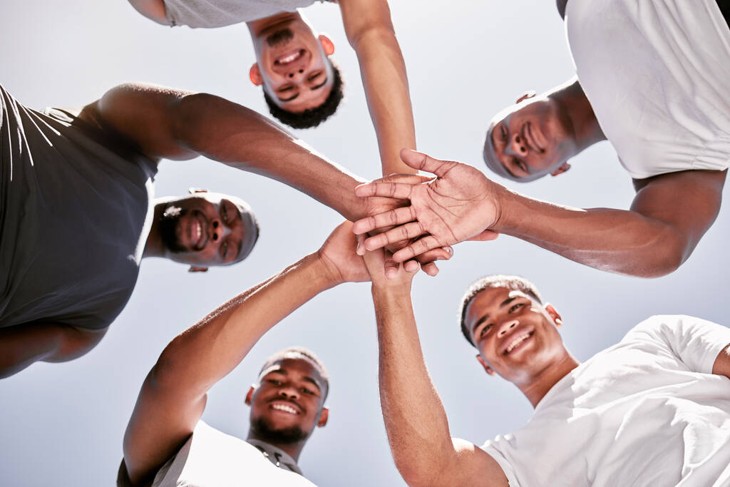 Retrato de hombres deportistas apilándose las manos en un grupo para el apoyo del equipo, la colaboración y la unidad desde abajo. Grupo de atletas alegres y motivados que se unen en un círculo para alentar la charla animada. - Foto, Imagen