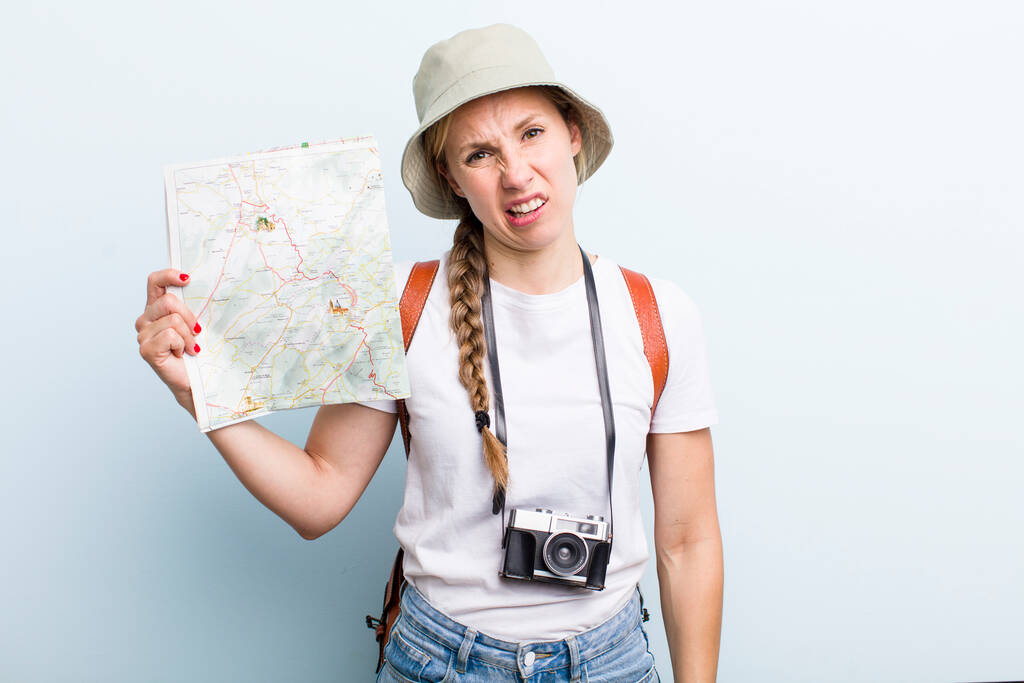 νεαρή ενήλικη ξανθιά τουρίστρια με χάρτη. έννοια διακοπών - Φωτογραφία, εικόνα