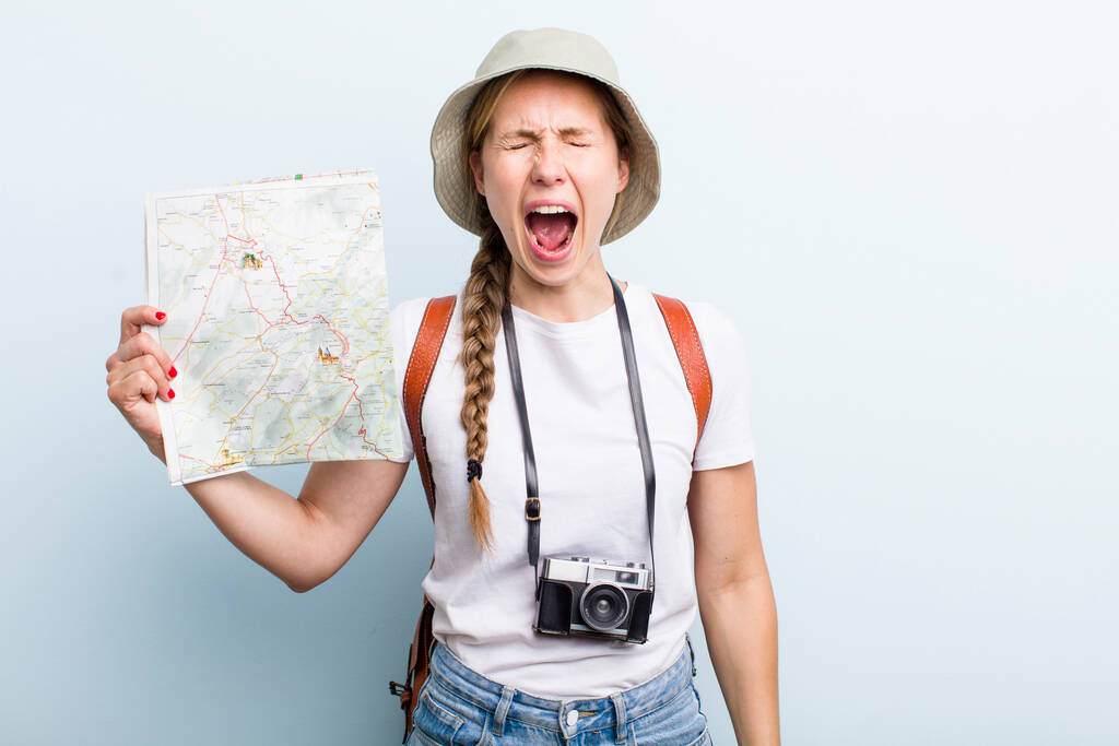 giovane donna bionda adulta turista con una mappa. concetto vacanze - Foto, immagini