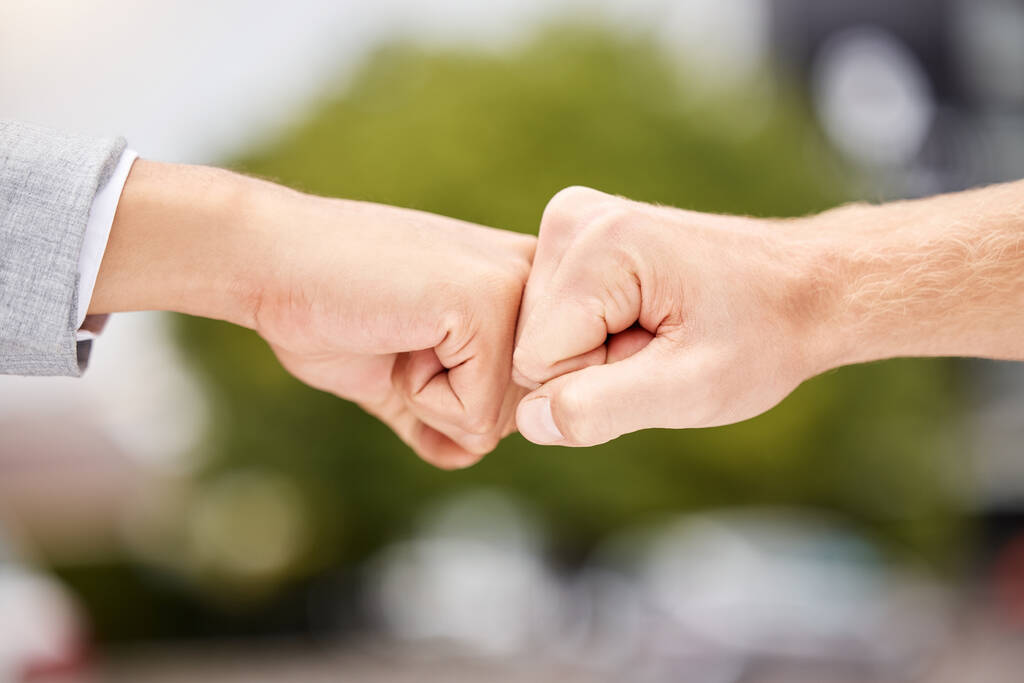 Shot of two unrecognizable businesspeople giving each other a fist bump in the city. - Fotoğraf, Görsel