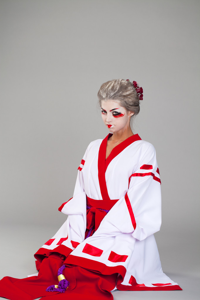Gyönyörű fiatal nő, fehér kimonó - Fotó, kép