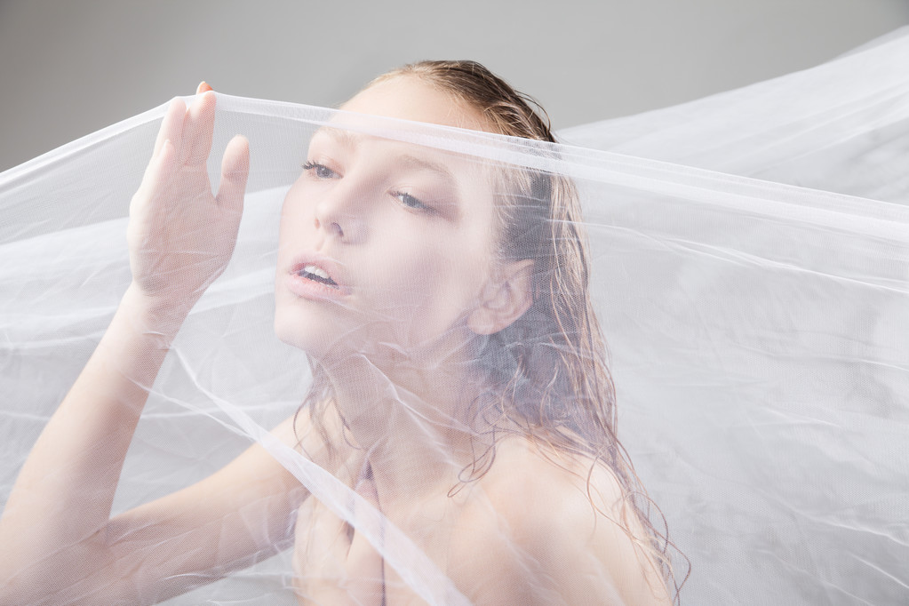 Красивое лицо мокрой женщины с размахивающей тканью
 - Фото, изображение