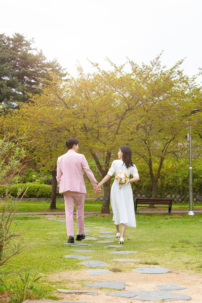 Krásný asijský pár na svatební focení v parku  - Fotografie, Obrázek