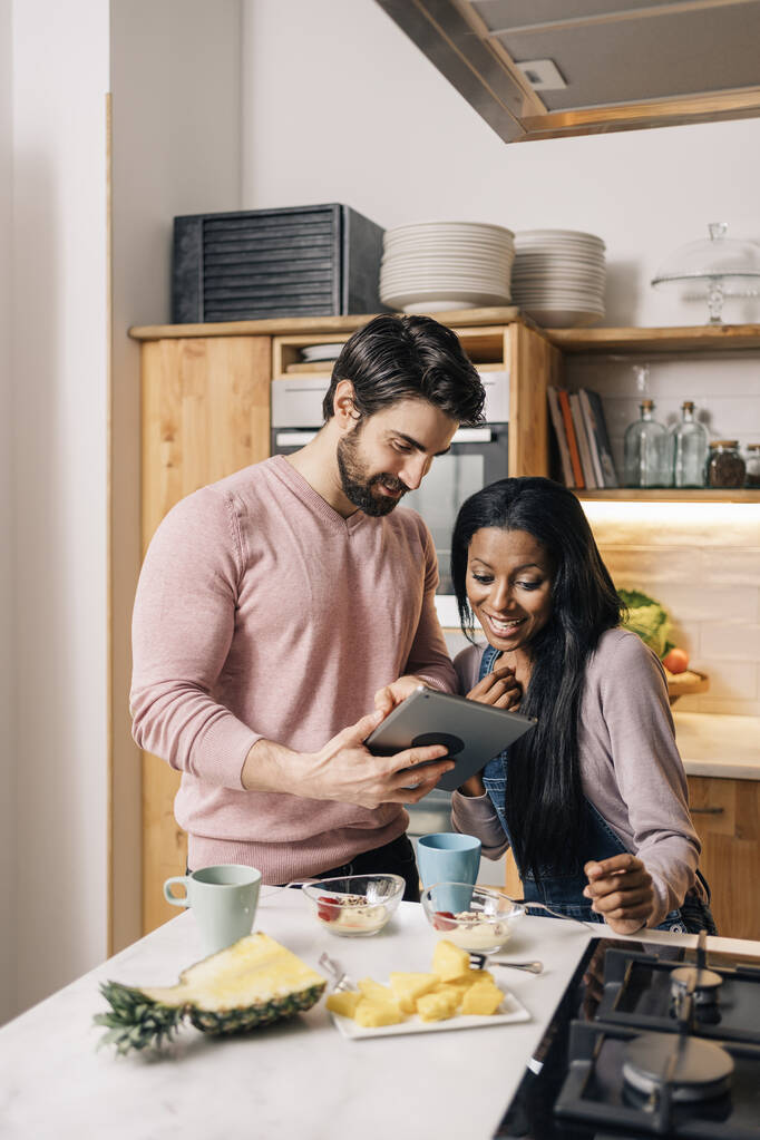 Mutlu çift evde kahvaltı yapıyor ve tablet kullanıyor.. - Fotoğraf, Görsel
