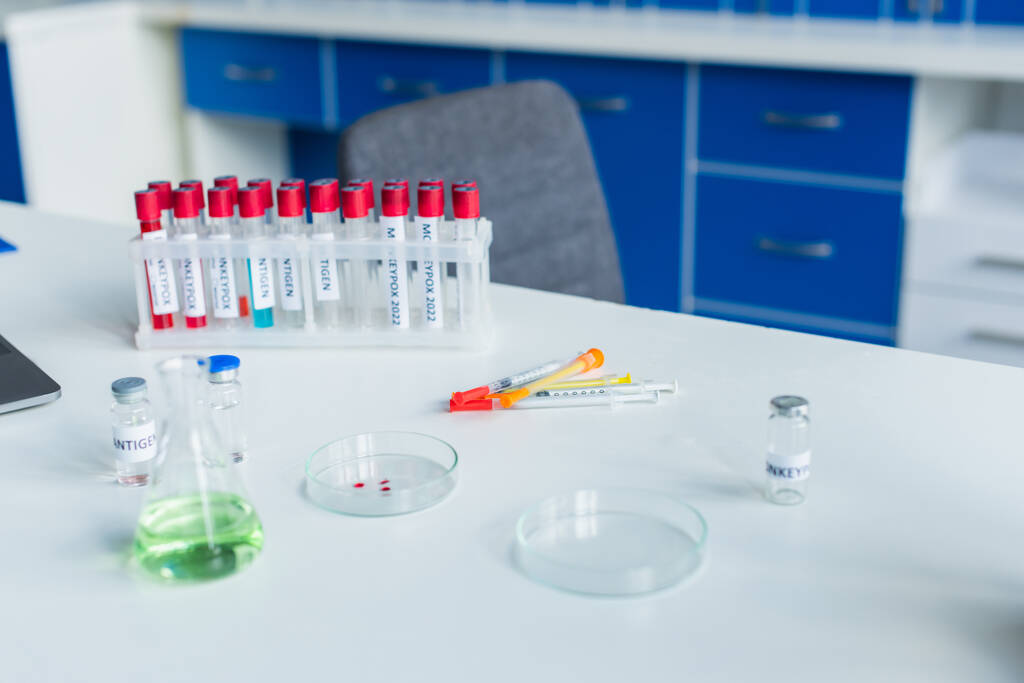 Вакцина і шприци біля пробірки з мавпою в лабораторії
  - Фото, зображення