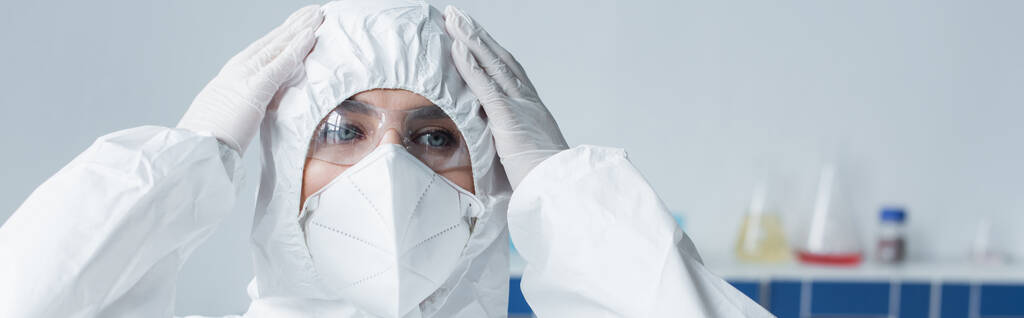 Wissenschaftler in Schutzmaske und Anzug stehen im Labor, Banner  - Foto, Bild
