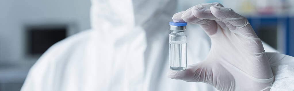Tehlikeli madde giysisi ve lateks eldivenli bilim adamının laboratuvarda aşı tutuşu, afiş  - Fotoğraf, Görsel