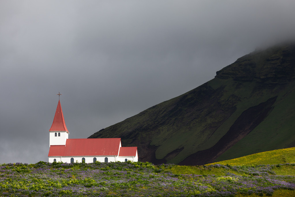 Маленькая церковь в горах Исландии
 - Фото, изображение