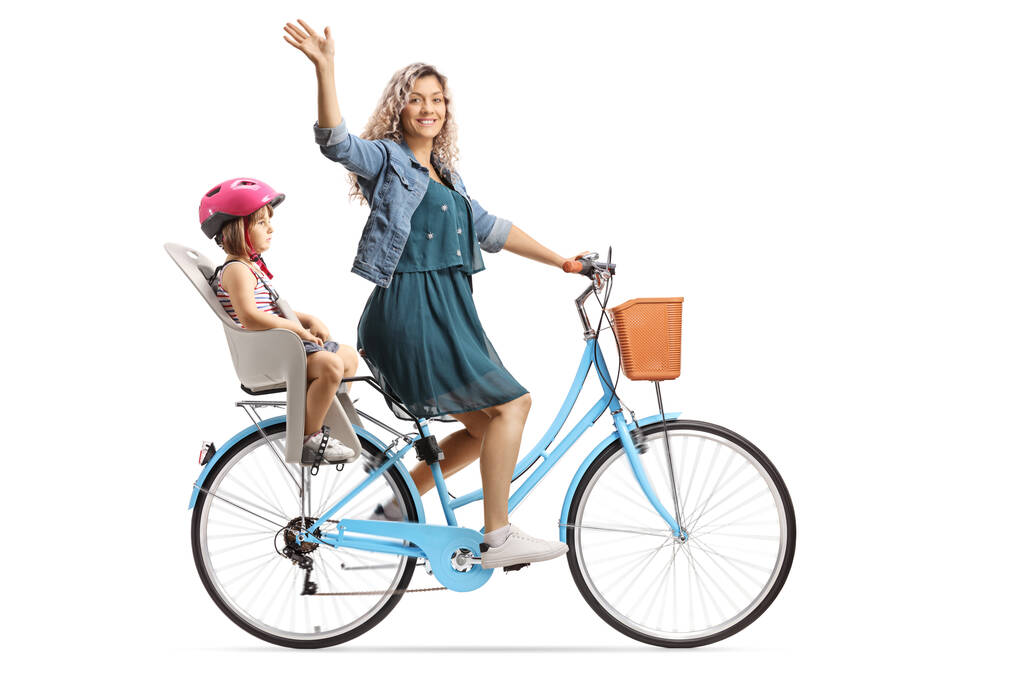 Mutter winkt und fährt Fahrrad mit einem Mädchen in einem Kindersitz auf weißem Hintergrund - Foto, Bild