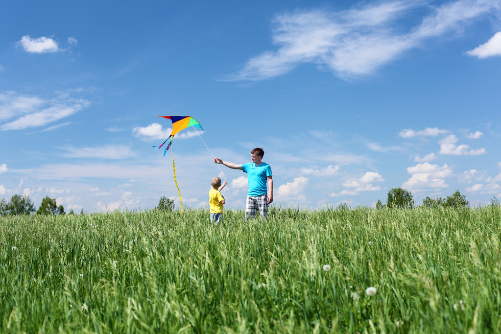 vader en zoon in de zomer met kite - Foto, afbeelding
