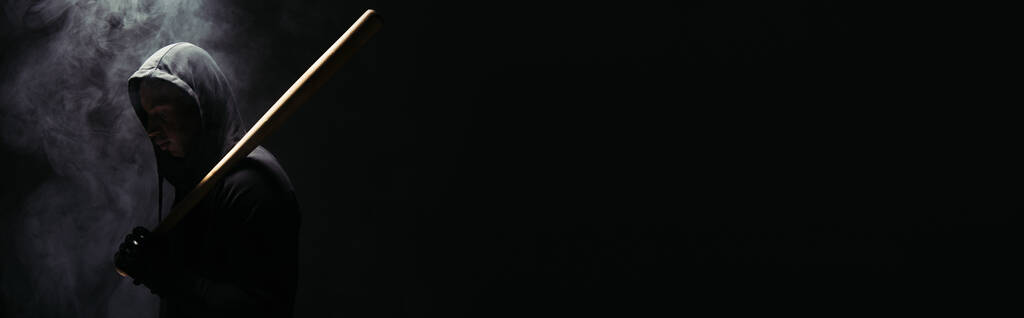 Бічний погляд на силует африканського американського хулігана з бейсбольною битою на чорному тлі з димом, банером   - Фото, зображення