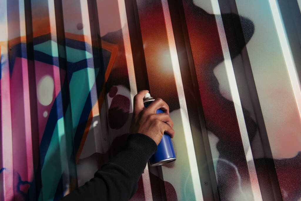 Vista cortada do vândalo afro-americano desenhando graffiti na parede na rua urbana  - Foto, Imagem